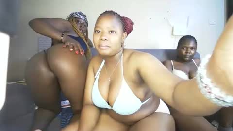 Snapshot of nellyeluxe chatting on 13, 4, 2026 nellyeluxe online show from 13, 4, 2026