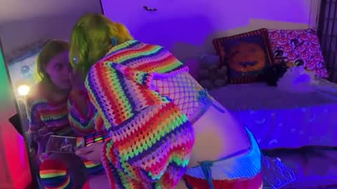 Snapshot of neonslug chatting on 18, 12, 2025 neonslug online show from 18, 12, 2025