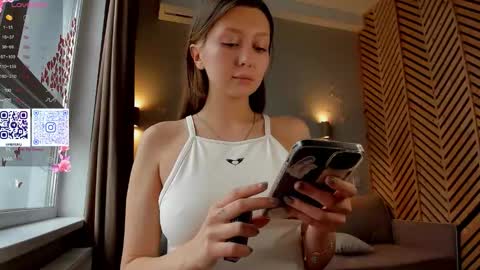 Snapshot of nerenuu_ chatting on 25, 9, 2025 Nessa online show from 25, 9, 2025
