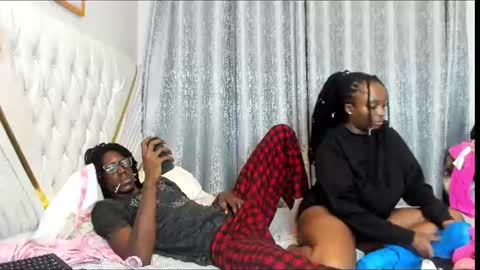 Snapshot of netfux_and_chill chatting on 17, 6, 2026 netfux_and_chill online show from 17, 6, 2026