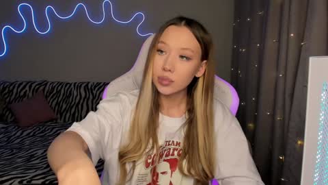 Snapshot of neyrmina chatting on 17, 12, 2024 Mina online show from 17, 12, 2024