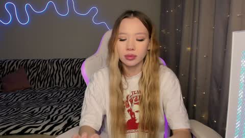 Snapshot of neyrmina chatting on 24, 12, 2024 Mina online show from 24, 12, 2024