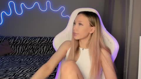 Snapshot of neyrmina chatting on 7, 3, 2025 Mina online show from 7, 3, 2025