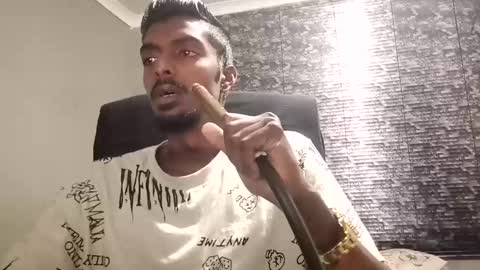 Snapshot of nickyle63 chatting on 15, 12, 2024 james online show from 15, 12, 2024