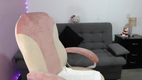 nicole Storm online show from 4, 12, 2025