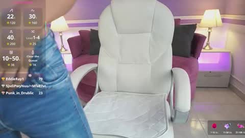 Snapshot of nicolecrawft chatting on 3, 10, 2025 Nicole Crawft online show from 3, 10, 2025