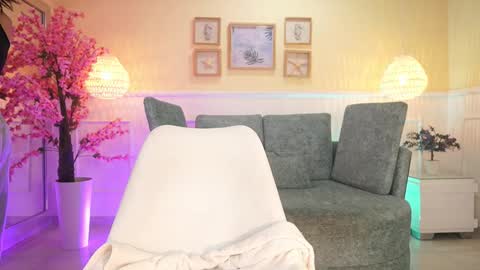 Snapshot of nicolecrawft chatting on 5, 11, 2025 Nicole Crawft online show from 5, 11, 2025