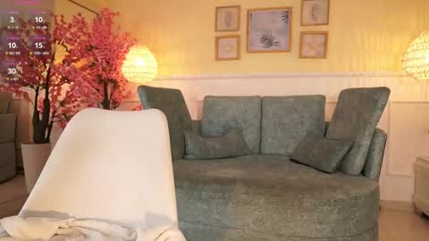 Snapshot of nicolecrawft chatting on 8, 11, 2025 Nicole Crawft online show from 8, 11, 2025