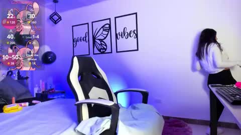 nicolee millerr online show from 28, 10, 2025