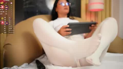 Snapshot of nicoleflorens chatting on 14, 12, 2025 Nicol Flores GMT-5 1530-2200 online show from 14, 12, 2025