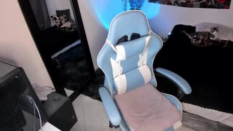 Nicol independent model online show from 1, 2, 2025