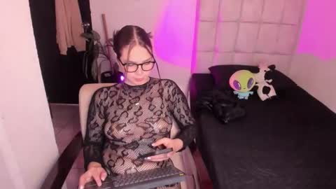 Nicol independent model online show from 15, 2, 2026