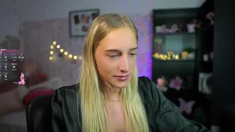 Snapshot of nicolette__shea_ chatting on 14, 2, 2025 nicolette__shea_ online show from 14, 2, 2025