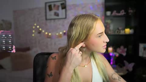 Snapshot of nicolette__shea_ chatting on 6, 3, 2025 nicolette__shea_ online show from 6, 3, 2025