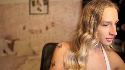 Snapshot of nicolette__shea_ chatting on 28, 10, 2025 nicolette__shea_ online show from 28, 10, 2025