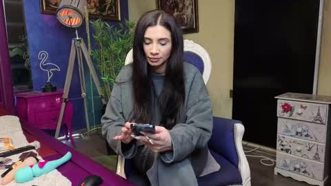 Nicolle online show from 26, 2, 2025