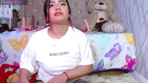 Nicolle Miley online show from 28, 2, 2025