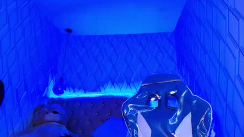 Nicolle Miley online show from 28, 11, 2025