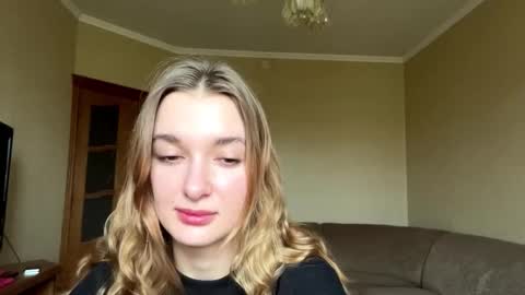 Snapshot of nidarobichau chatting on 7, 10, 2025 Mila online show from 7, 10, 2025