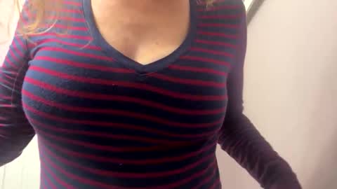 Snapshot of nikkiluv81 chatting on 17, 11, 2025 NikkiLuv online show from 17, 11, 2025
