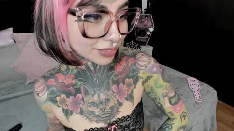 Nikki Ramone   online show from 4, 1, 2025