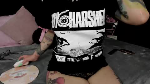 Nikki Ramone   online show from 11, 1, 2025