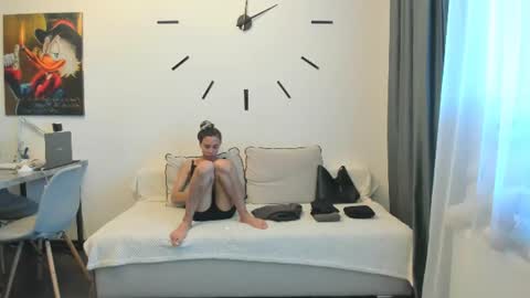 Snapshot of nilliluv chatting on 19, 6, 2026 Bella online show from 19, 6, 2026