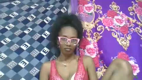 ninie246746 online show from 12, 4, 2026