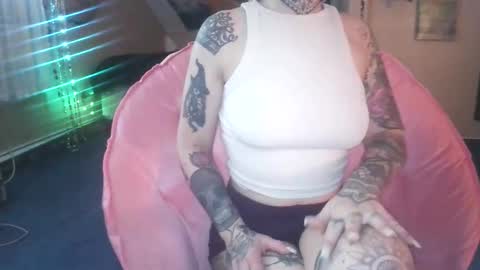 Snapshot of no_facequeen chatting on 16, 12, 2025 Leah online show from 16, 12, 2025