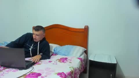Snapshot of no_limites_pvt chatting on 19, 10, 2025 Emma - Mike online show from 19, 10, 2025