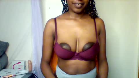 Snapshot of nubian_queen1033 chatting on 20, 12, 2025 happie online show from 20, 12, 2025