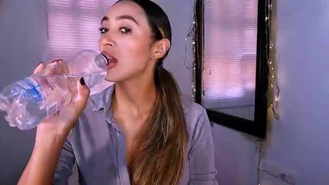 Snapshot of nycole_1988 chatting on 28, 10, 2025 Nycole online show from 28, 10, 2025