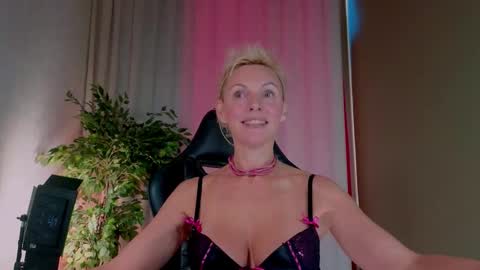 nymphvariety online show from 30, 9, 2025