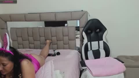 Snapshot of nyomi_browm chatting on 1, 2, 2025 nyomi browm online show from 1, 2, 2025