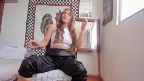 Snapshot of nyusha619933 chatting on 16, 12, 2024 Laura nyu online show from 16, 12, 2024