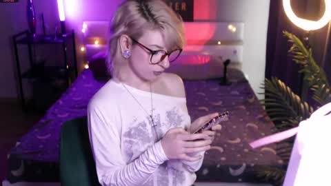 Snapshot of obedientt_ chatting on 25, 4, 2026 Moonlight online show from 25, 4, 2026