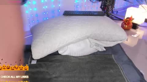 ohyesly_ online show from 23, 10, 2025