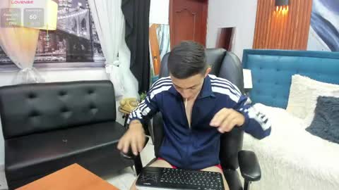 Oliver Chaze  online show from 30, 4, 2026