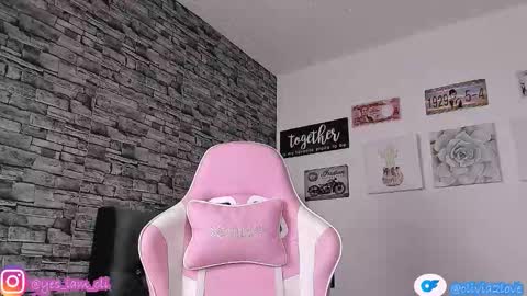 Snapshot of olivia22love chatting on 27, 10, 2025 ..................................... 500 am- 1200 pm GMT-5 online show from 27, 10, 2025