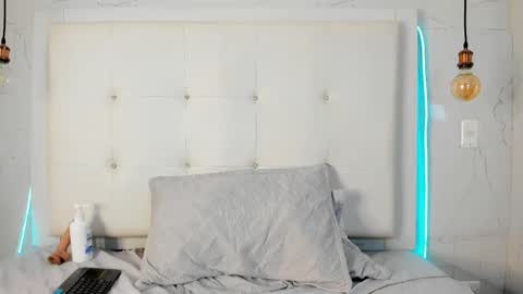  olivia  online show from 21, 11, 2025