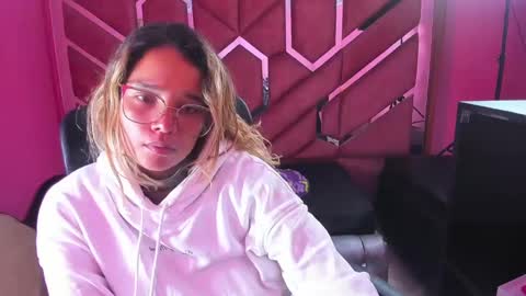 Snapshot of olivia_fox69 chatting on 3, 2, 2025 OLIVIA online show from 3, 2, 2025