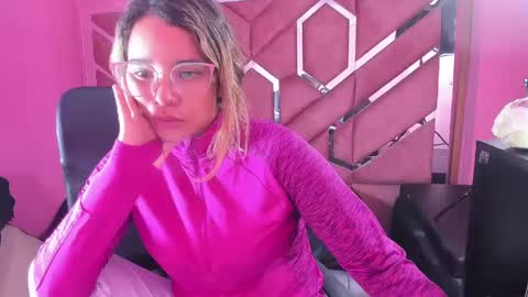 Snapshot of olivia_fox69 chatting on 4, 2, 2025 OLIVIA online show from 4, 2, 2025