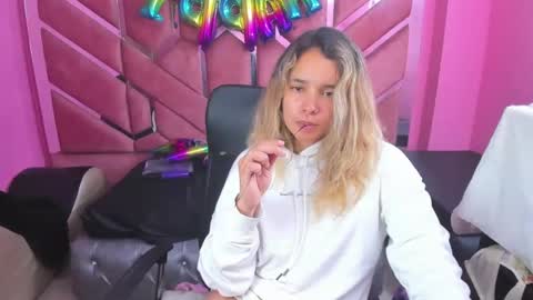 Snapshot of olivia_fox69 chatting on 5, 2, 2025 OLIVIA online show from 5, 2, 2025