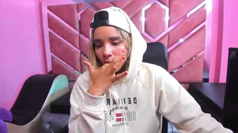 Snapshot of olivia_fox69 chatting on 2, 3, 2025 OLIVIA online show from 2, 3, 2025