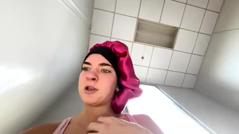 Snapshot of oliviaaraee chatting on 6, 2, 2026 oliviaaraee online show from 6, 2, 2026