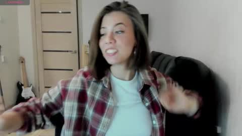 Snapshot of oops_britney chatting on 20, 11, 2025 Britney online show from 20, 11, 2025