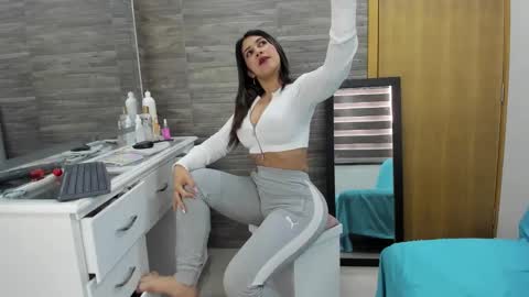 Snapshot of oriana_olsen chatting on 5, 10, 2025 Oriana online show from 5, 10, 2025