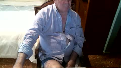 Snapshot of oscarw chatting on 23, 11, 2025 Oscar online show from 23, 11, 2025