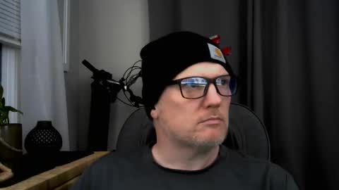 Snapshot of pale_dad_bod chatting on 4, 12, 2025 pale_dad_bod online show from 4, 12, 2025