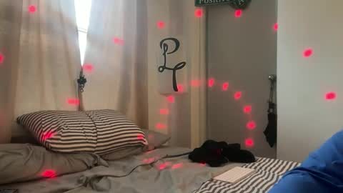 PantsLessTraveler online show from 27, 4, 2026